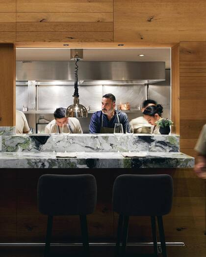 Hay dos opciones para comer en Quintonil y una de ellas es en la barra con vista a la cocina