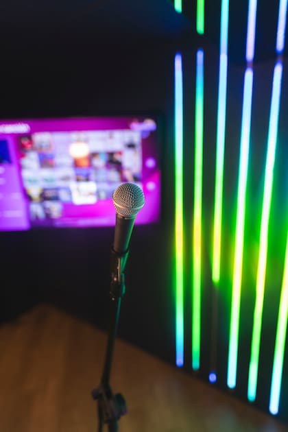 Hay dos pantallas para seguir las canciones, un sistema de sonido y una computadora para elegir la favorita.