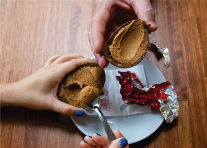 Hay dos versiones de huevos, rellenos de dulce de leche y de crema americana.