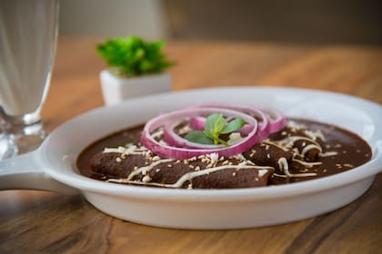 Hay enchiladas rojas y verdes, incluso otras bañadas en mole (las de la foto)