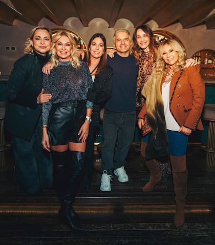 ¡Hay equipo! De Brito junto a Blanca Esteche, Yanina Latorre, Pía Shaw, Verónica Lozano y Ana Rosenfeld