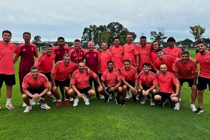 Hay equipo en las divisiones juveniles e infantiles de River: a los costados de Marcelo Gallardo, el DT del primer equipo, Jonathan La Rosa y Gabriel Rodríguez