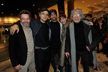 ¡Hay equipo! Joaquín Furriel muy bien secundado por sus colegas Patricio Contreras, Patricio Abadi y Paola Krum