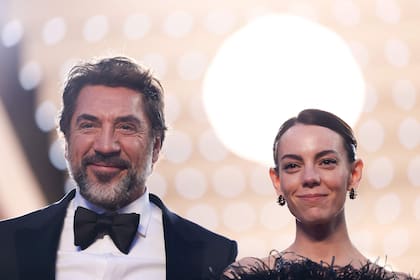 ¡Hay equipo! Los españoles Javier Bardem y Victoria Luengo, que protagonizan El ser querido, desfilaron compinches por la alfombra roja