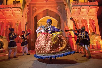 Hay fiesta en palacio y la bienvenida en Rajendra Pol, uno de los pórticos, es cinematográfica, con cientos de artistas y músicos en escena, con sus atuendos típicos e infaltables turbantes