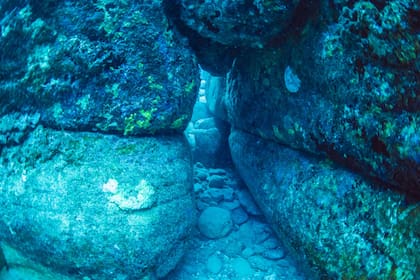 Hay formaciones en la roca de Yonaguni que podrían ser accesos a la que sería una antigua ciudad