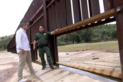 Hay huecos en la valla fronteriza para ayudar a minimizar la erosión causada por el agua y los escombros durante inundaciones repentinas