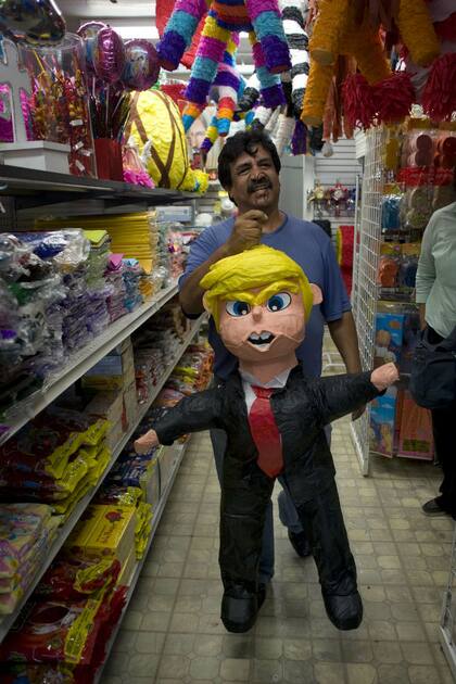 Hay lista de espera para adquirir la piñata de Trump, también llamada Trumpudo