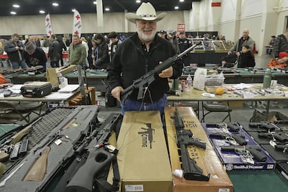 Hay más de 8.5 millones de rifles de asalto civiles en el mercado de Estados Unidos, un negocio de 1.400 millones de dólares al año
