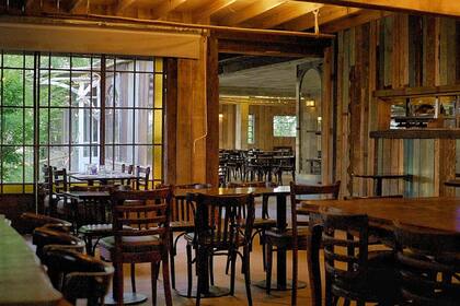 Hay mesas al aire libre y en el interior del restautante.