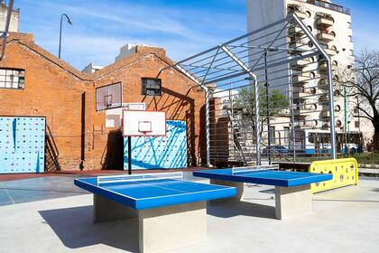 Hay mesas de ping pong, aros de básquet y escalada