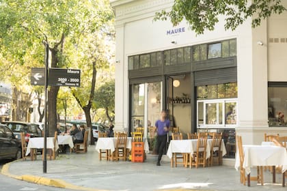 Hay mesas en el salón, pero la mayoría se despliega en la vereda.