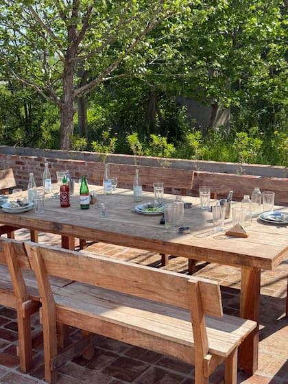 Hay mesitas al aire libre para descansar y comer a la sombra