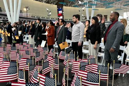 Hay migrantes que ya completaron todos los pasos pero no reciben su cita para la ceremonia de naturalización