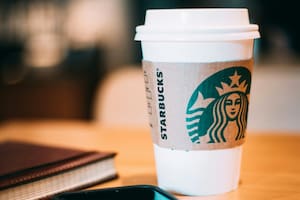 Hay muchas opciones sin cafeína para que los niños también disfruten de pasar por Starbucks (Archivo)