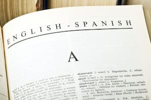 “Tunear”, “cachar” y más: 27 palabras que el español adaptó (o deformó) del inglés