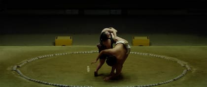 "Hay muchas versiones sobre el origen del sumo, pero una de ellas habla de la estrecha relación con el sintoísmo, la religión de Japón. El pisar fuerte el suelo al entrar es para espantar a los malos espíritus que están en la Tierra. Tirar sal al ingresar, para purificar el ambiente..."