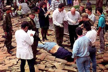 Hay muchas versiones sobre la muerte de Pablo Escobar. La versión oficial indica que cayó en un operativo de inteligencia del gobierno de Colombia