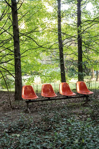 Hay muebles dispuestos en el exterior para sentarse a mirar