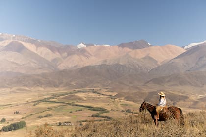 Hay muy buenos senderos para salir a andar a caballo por esta estancia mendocina.