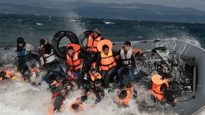 Hay numerosos casos bien documentados de solicitantes de asilo que son devueltos a través de las fronteras de la UE por la policía y los guardias costeros