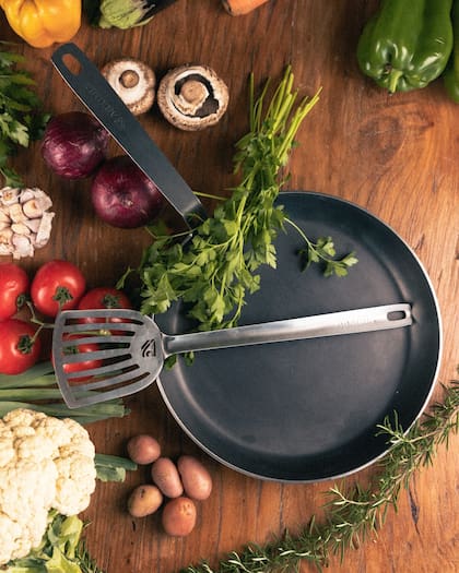 Hay opciones de sartenes para tortillas, woks y modelos con mangos de madera.