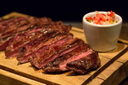 Hay papas fritas y batatas fritas, y miti-miti: mezcla de las dos (155); también, españolas, rejilla y guarniciones vegetales