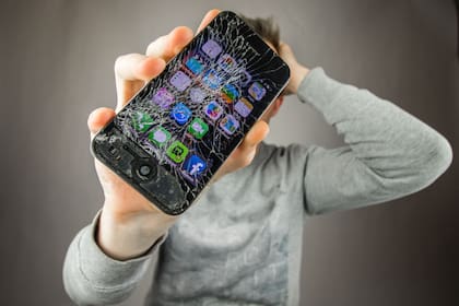 Hay personas que sufren la caída del celular y la rotura de la pantalla