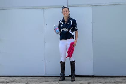 "Hay personas que tuvieron mucho que ver con que hoy juegue al polo. Carolina Gedge, una pionera del polo femenino, fue mi profe y la que me transmitió la pasión que hoy tengo por los caballos.",dice Chiara.