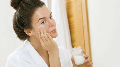 Hay personas que utilizan aceite de coco para mejorar el aspecto de la piel