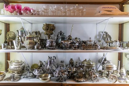 Hay piezas de platería, objetos ceremoniales y bienes vinculados a la vida social y política del siglo XIX