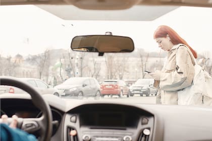 Hay que desincentivar el uso del celular en peatones, sobre todo en el momento de cruzar una calle o vía de tren