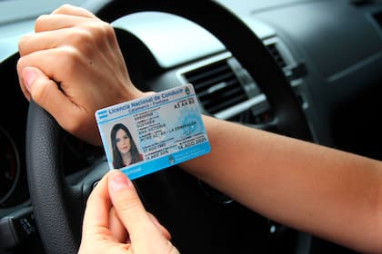 Hay que llevar el plástico de manera obligatoria; la licencia digital es de caracter complementario