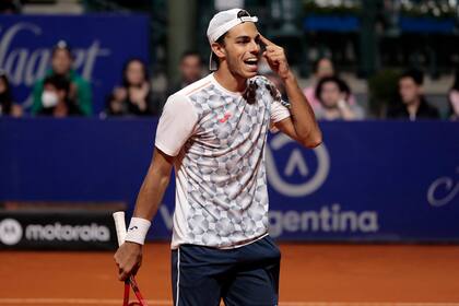 "Hay que pensar", parece decir Francisco Cerúndolo luego de su victoria sobre Facundo Bagnis