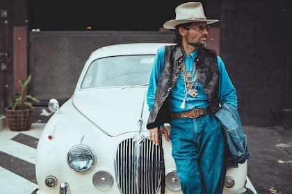 "Hay que vivir en comunidad, subirse a la bicicleta, andar a caballo", cuenta Draco Rosa