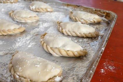 Hay quienes aceitan la bandeja y la dejan reposar en el horno encendido durante 10 minutos, para luego colocar las empanadas