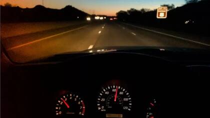 Hay quienes atribuyen el espeluznante fenómeno a las luces de los autos que transitan por una ruta paralela a la famosa carretera.