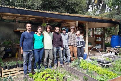 Hay quienes brindan solidariamente herramientas para que otros se capaciten y cultiven la tierra.