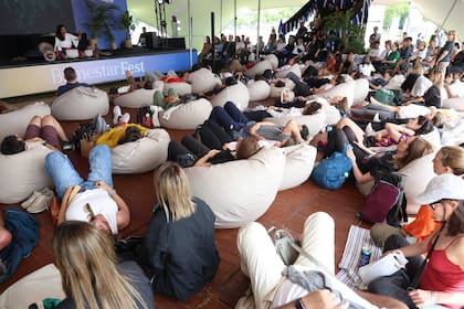 Hay quienes se entregaron a las vibraciones de un baño de sonido