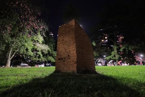 El llanto de una niña y el sonido de un clarinete que tienen en vilo a los vecinos de un parque porteño