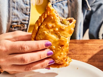 Hay registros históricos que cuentan que en 1810 había mujeres que elaboraban en sus casas empanadas y concurrían a venderlas a la Plaza de Mayo en canastas de mimbre