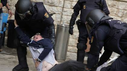 Hay represión y serios incidentes en colegios de Cataluña por el referéndum