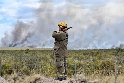 Hay sectores en donde "las llamas duplicaron la altura de los postes", aseguraron los bomberos. Foto fuente: Gobierno de Chubut.