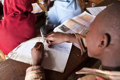 Hay técnicas nuevas para enseñar a los zurdos a escribir con la muñeca recta.