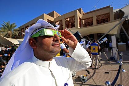 Hay tres tipos de eclipses solares y para observarlos es importante usar gafas especiales (Photo by YASSER AL-ZAYYAT / AFP)