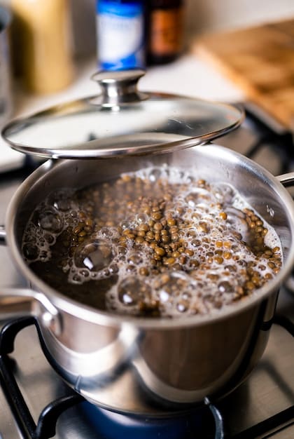 Hay trucos que se pueden aplicar durante la cocción de estas legumbres (Foto: Grok)
