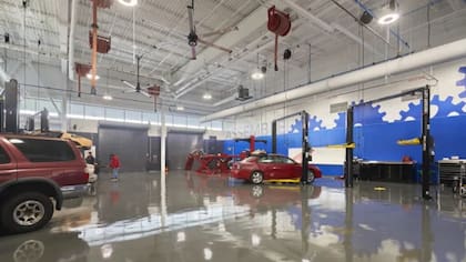 Hay un enorme garaje para autos para aprender habilidades relacionadas a la industria automotriz