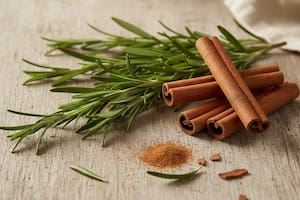 El ritual con romero y canela para atraer abundancia y armonizar la energía del hogar