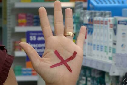 Hay una campaña en Brasil que busca imponer la convención de que una mujer comunique con una "x" roja cuando es víctima de violencia de género y necesita ayuda inmediata