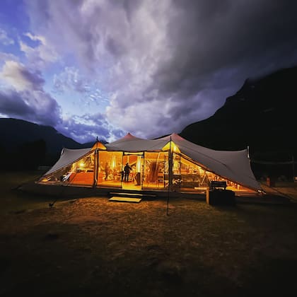 Hay una carpa lounge, la principal, donde se hacen los desayunos y todas las comidas.